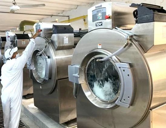 Operador programando una lavadora industrial